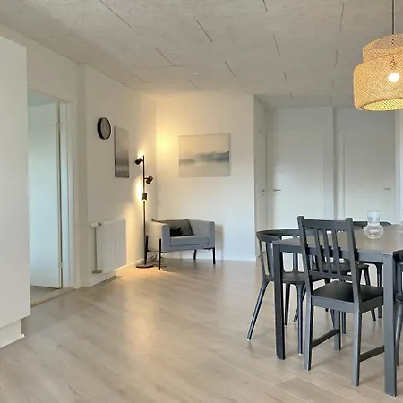 And Spacious For 10 Lägenhet *